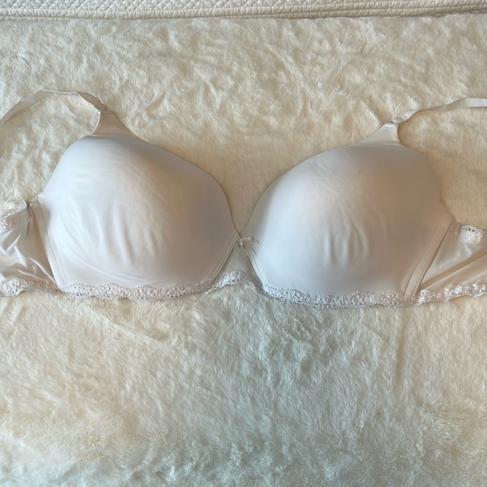 Victoria's Secret white Lace Trim T-Shirt Bra